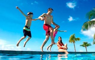 familia difrutando piscina particular